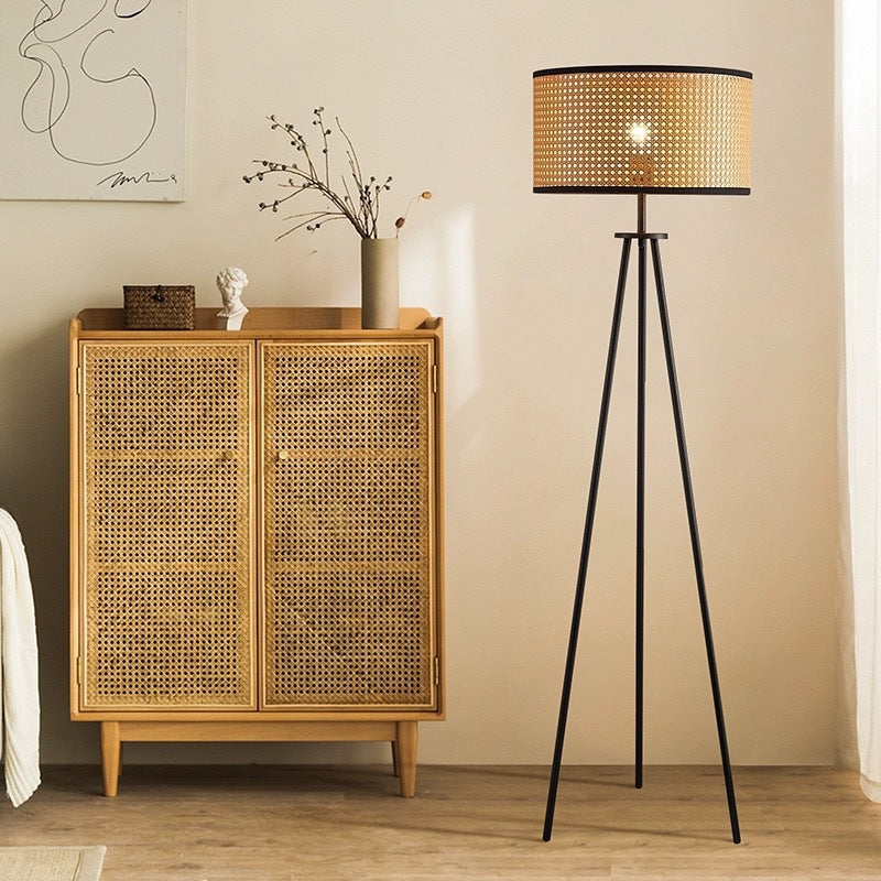 Stativ-Stehlampe mit geflochtenem Schirm