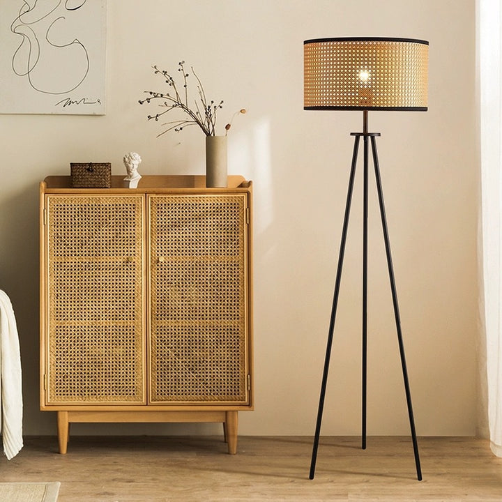 Stativ-Stehlampe mit geflochtenem Schirm