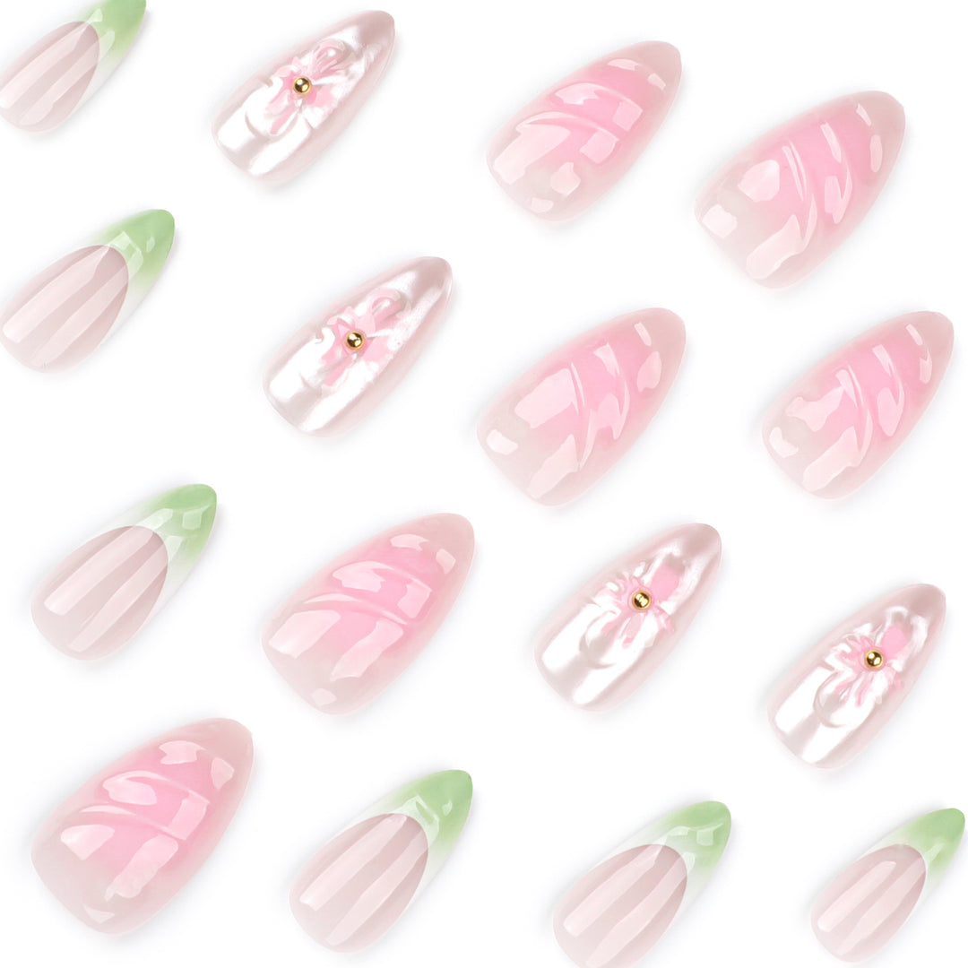 Kunstvolle Nagelverlängerungen mit floralem Design und glamourösen Akzenten Karnz