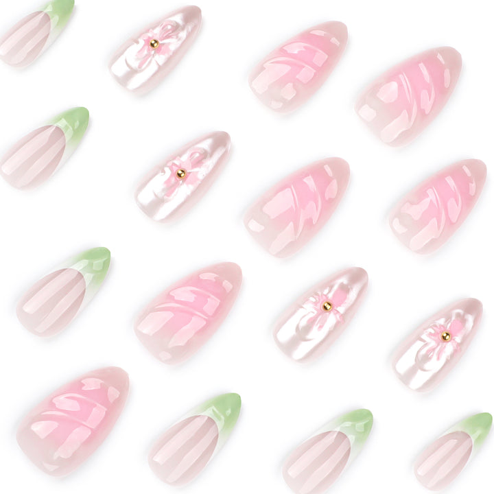 Kunstvolle Nagelverlängerungen mit floralem Design und glamourösen Akzenten Karnz