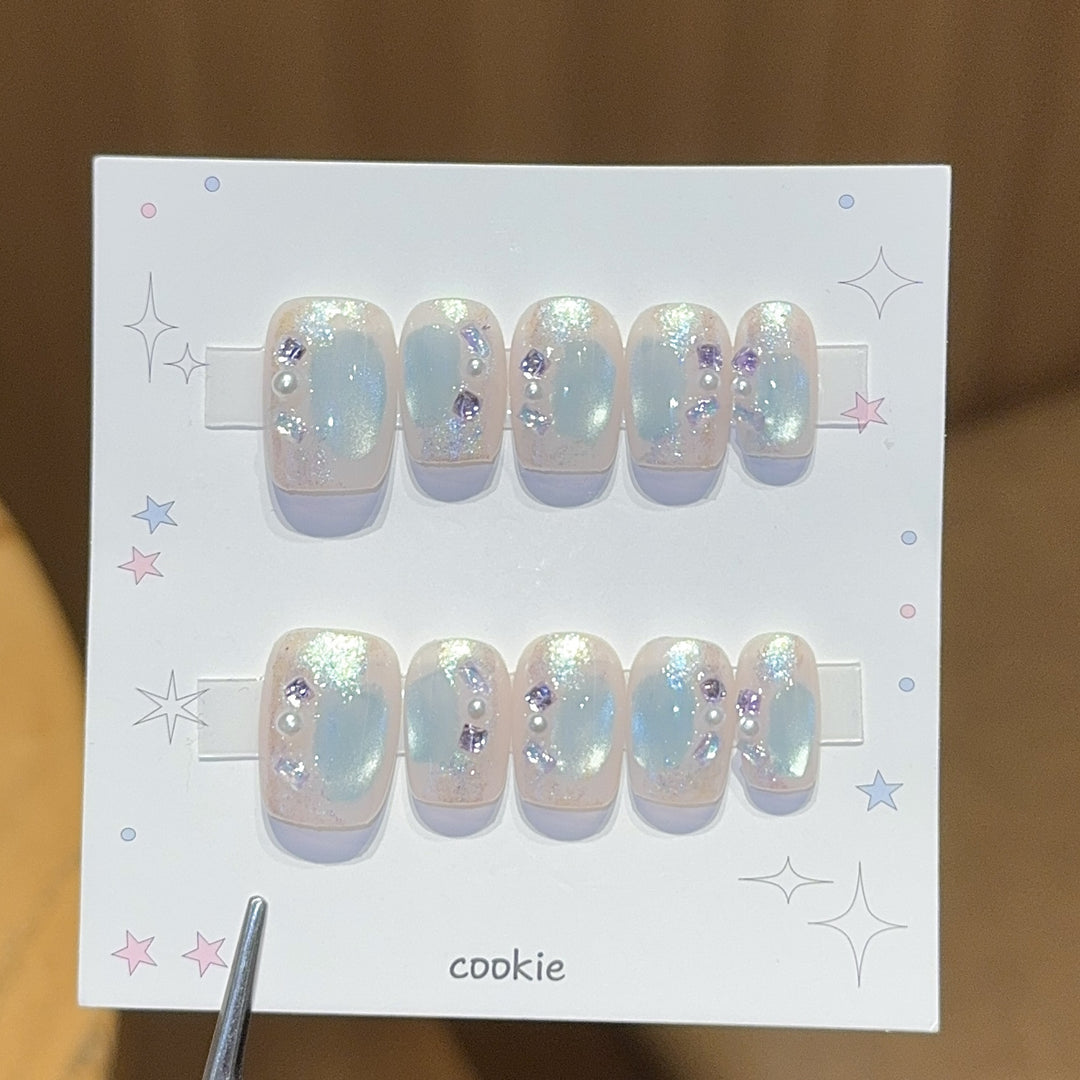 Kunstnägel mit Perlen- und Glitzerschmuck Karnz