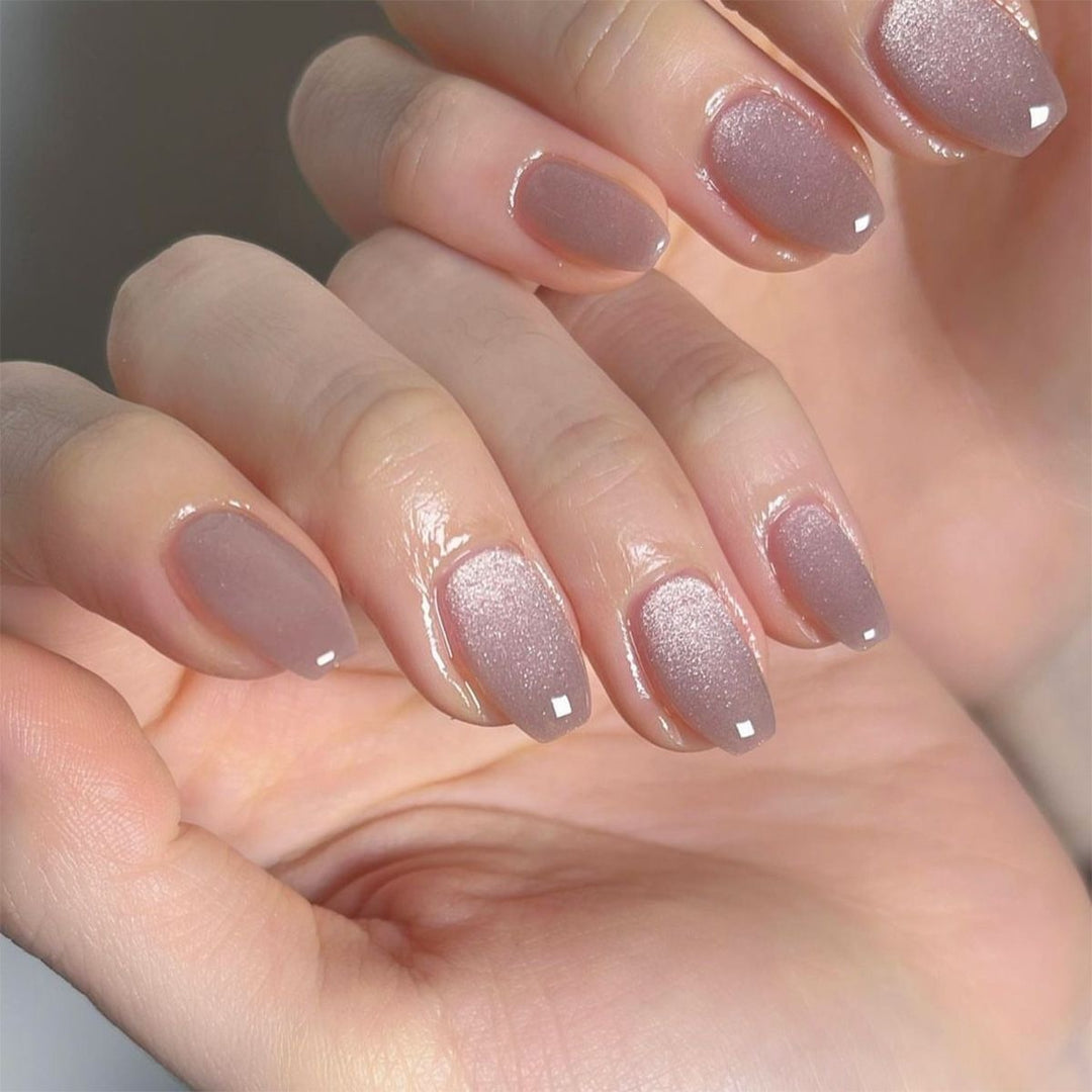 Glamouröses Kunstnagelset mit Glitzer- und Glamourakzenten Karnz
