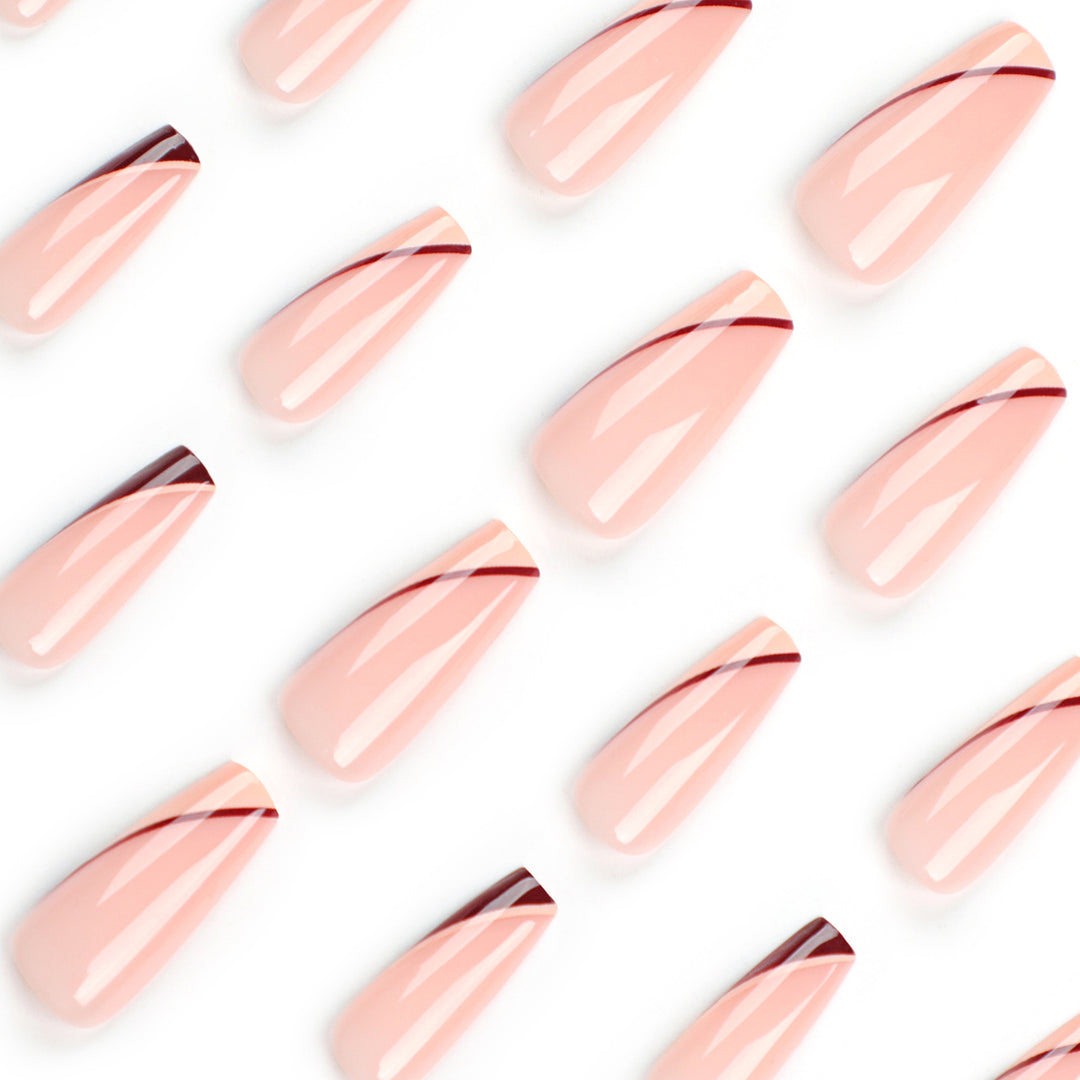 Kunstvolle Stiletto-Nägel mit eleganten Farbverlauf und geometrischen Akzenten Karnz