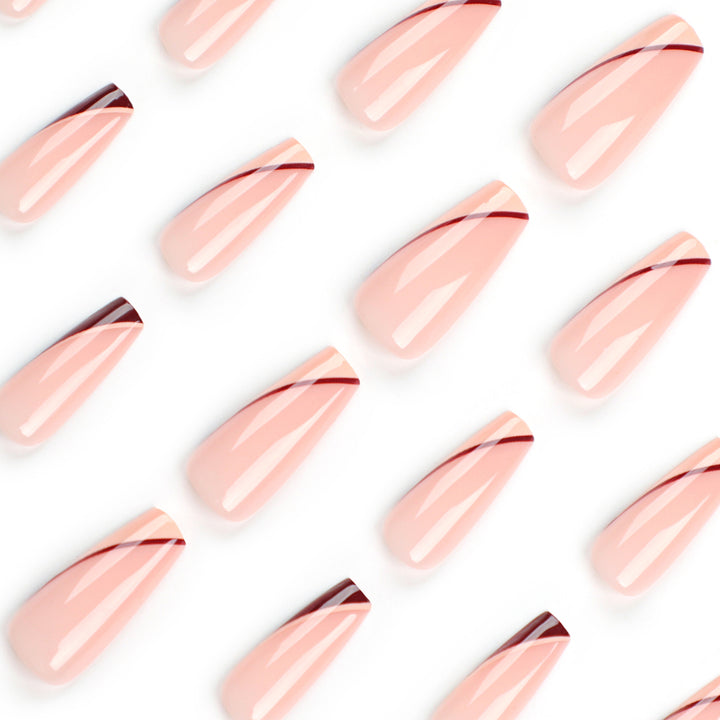 Kunstvolle Stiletto-Nägel mit eleganten Farbverlauf und geometrischen Akzenten Karnz