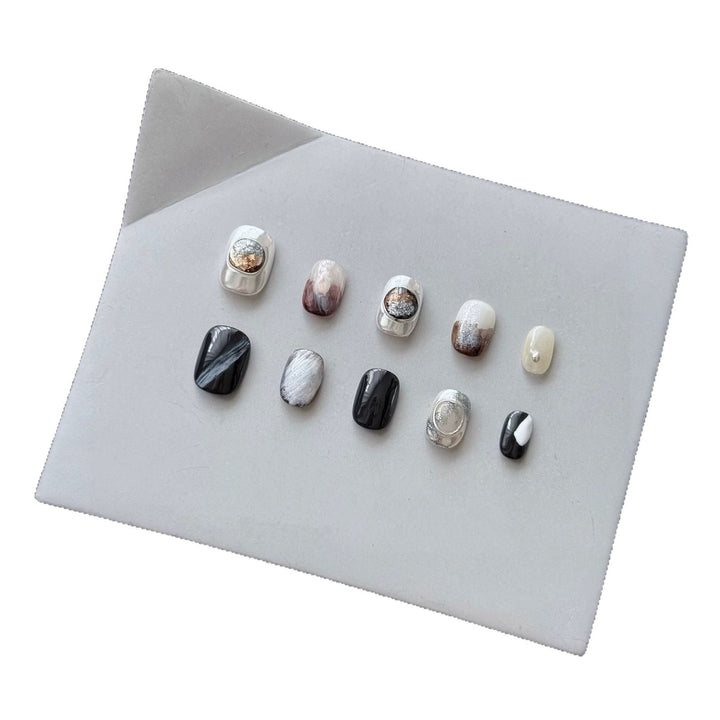 Künstlerisches Press-On Nagel-Set mit eleganten Designs