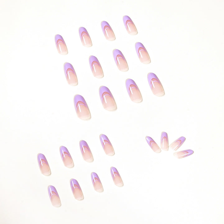 Elegante Kunstnägel mit feinem Ombre-Design und edlen Akzenten Karnz