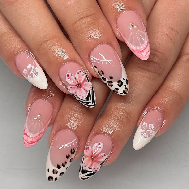 Exklusive 3D Nagelkunst mit floralen Designs Karnz