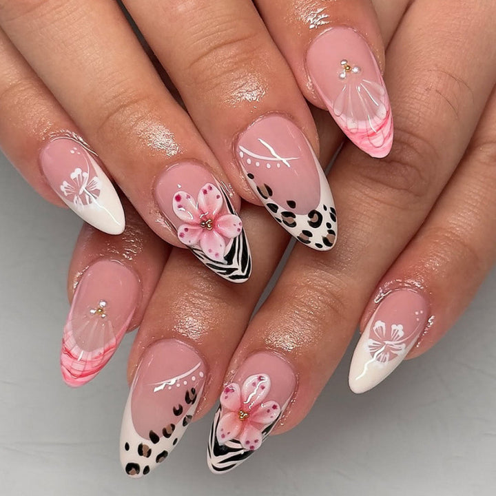 Exklusive 3D Nagelkunst mit floralen Designs Karnz