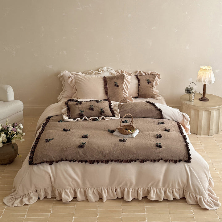Rüschendes Baumwoll-Satin Bettbezug-Set mit Applikationen aus Filz-Kirschen