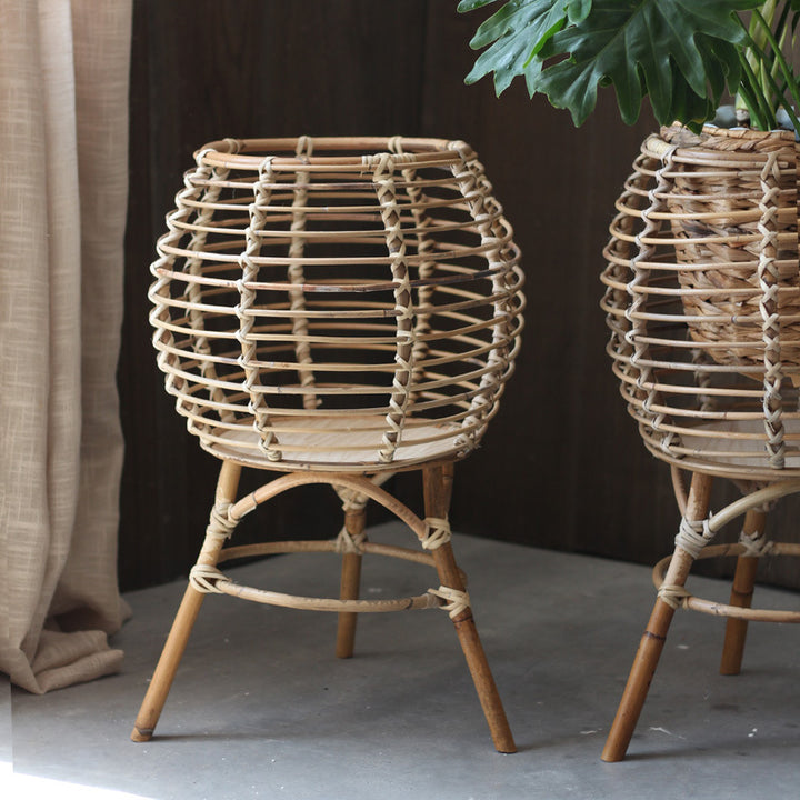 Handgefertigter Rattan-Hocker Karnz