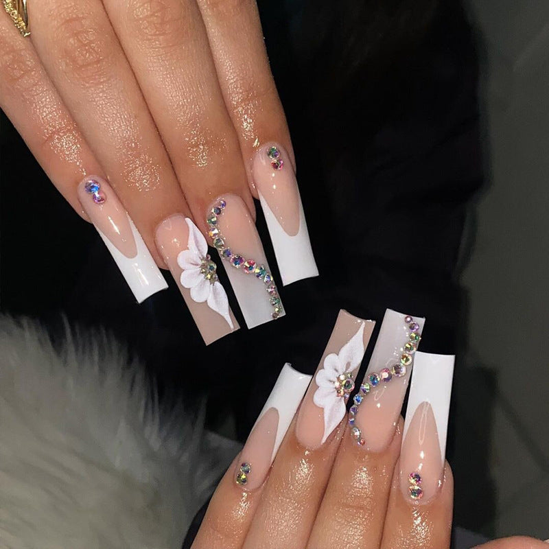Dekorativer Press-On-Nagelsatz mit floralen und Strassakzenten Karnz