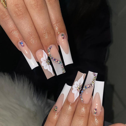 Dekorativer Press-On-Nagelsatz mit floralen und Strassakzenten Karnz