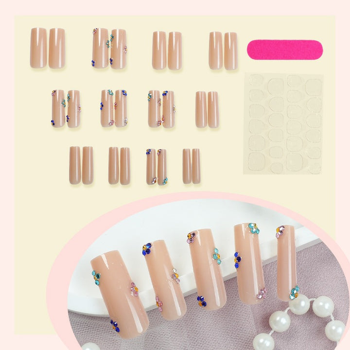 Kunstnagelset mit funkelnden Strassakzenten Karnz
