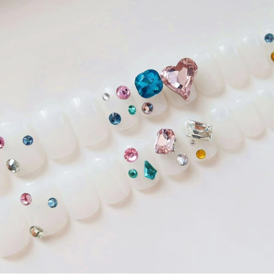 Glamouröses Press-On Nagelkunst-Set mit Strassakzenten