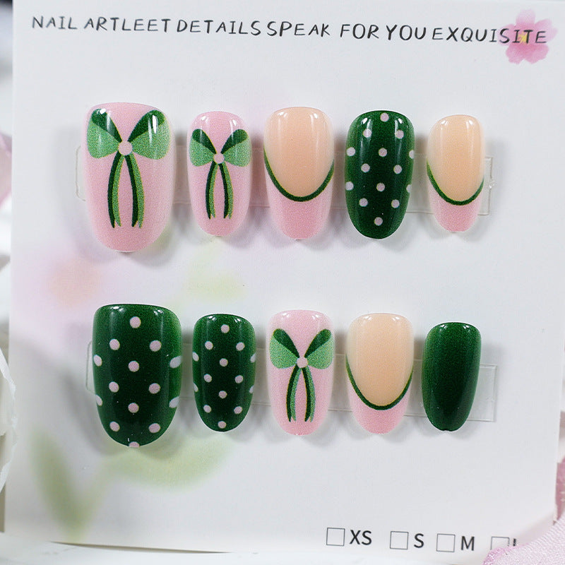Kunstnagelset mit floralen Akzenten und verspielten Designs Karnz