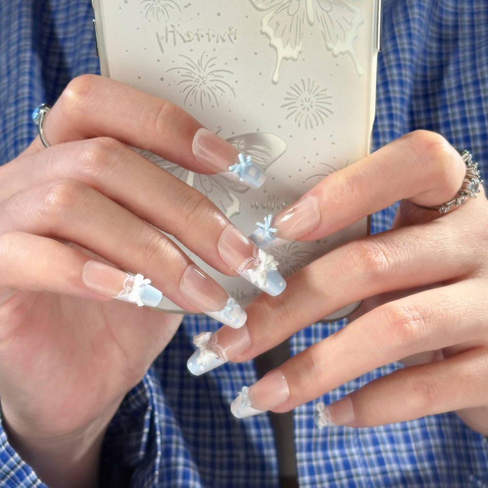 Dekoratives Press-On-Nagelset mit Bandakzenten Karnz