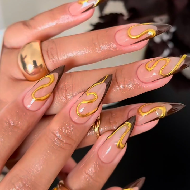 Künstlerisches Stiletto Press-On Nageldesign Karnz
