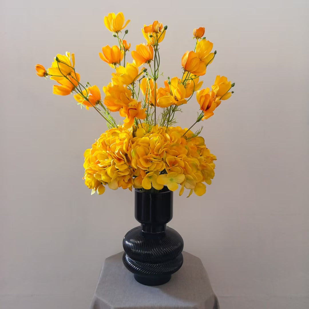 Lifelike Blumenarrangement