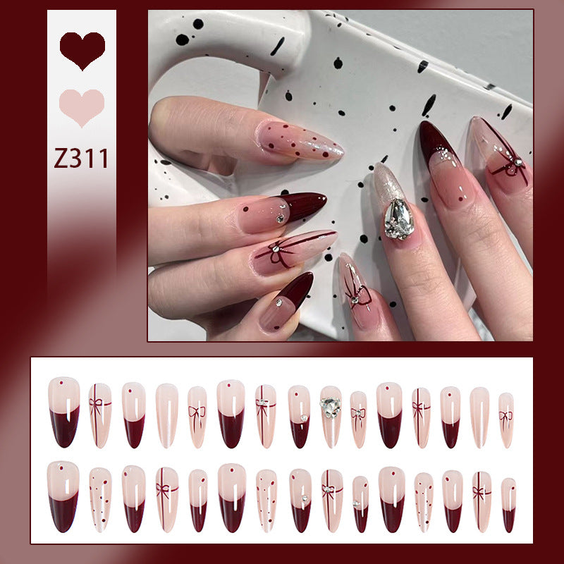 Kunstnagelset mit eleganten Schleifen- und Glitzer-Details Karnz