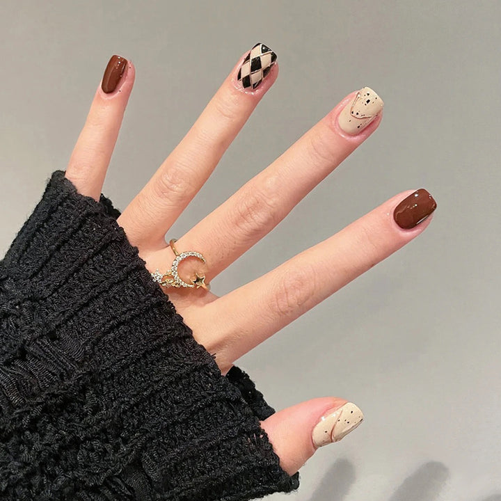 Dekoratives Press-On Nagelkunst-Set Karnz