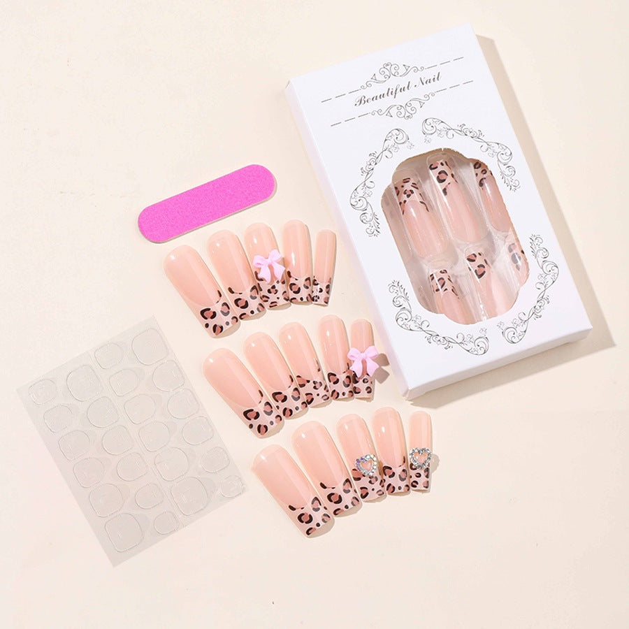 Kunstnagelset mit trendigem Leopardenmuster und verzierten Details Karnz