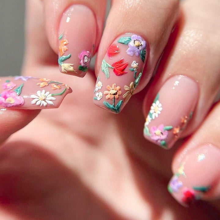 Kunstnagelset mit bunten Blüten und kreativem French-Design Karnz