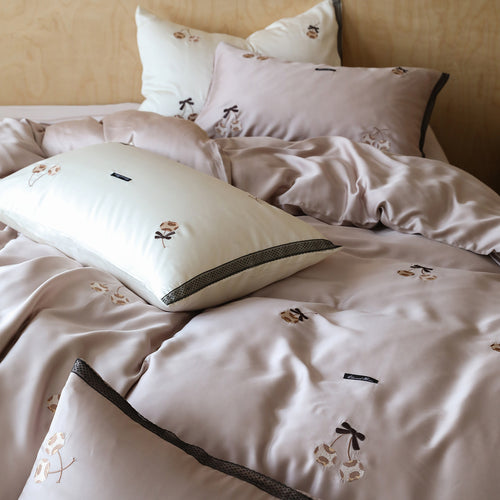 Bettwäsche-Set aus Premium-Satin mit feiner Blumenstickerei und Paspelrand