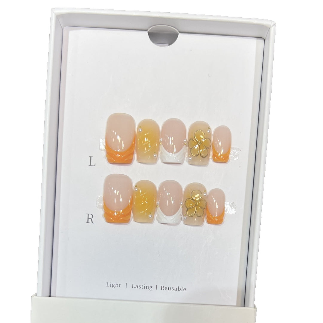 Elegante Stiletto Press-On Nagelset mit floralen Akzenten Karnz