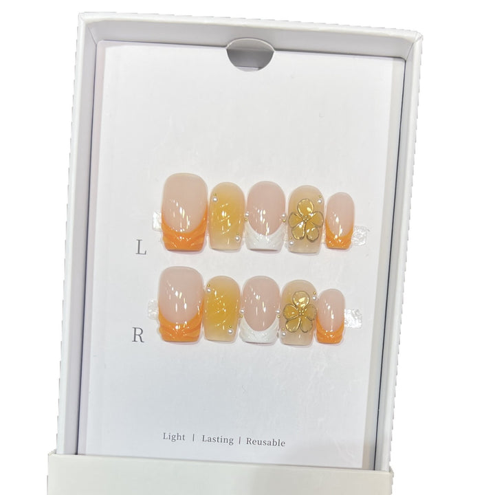 Elegante Stiletto Press-On Nagelset mit floralen Akzenten Karnz