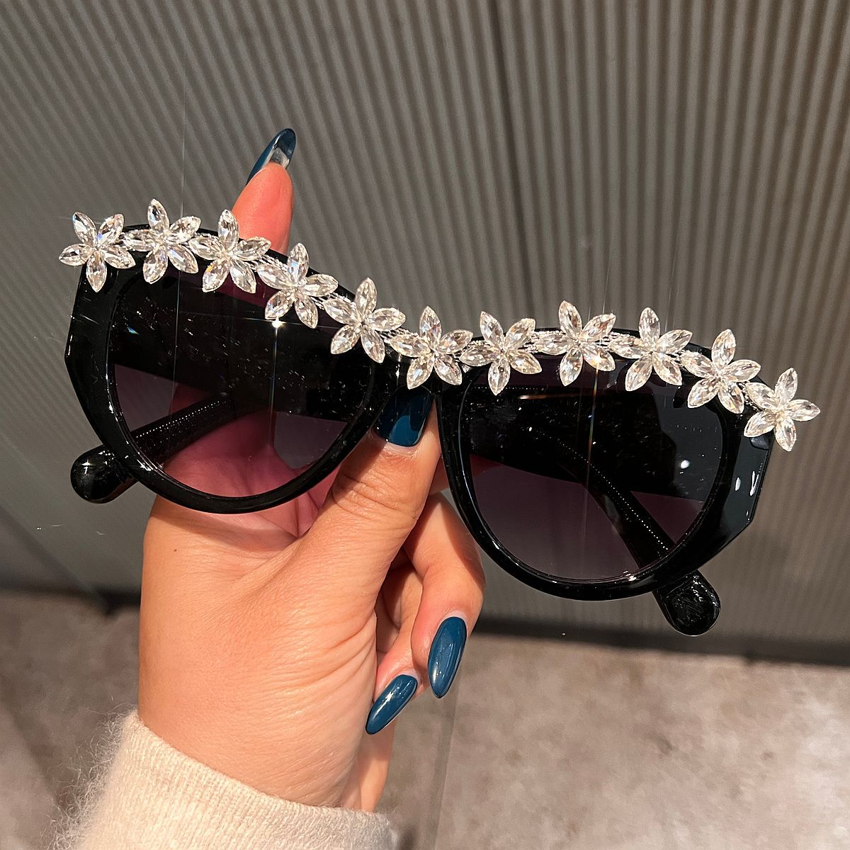 Damen Sonnenbrille mit floralen Kristallakzenten Karnz