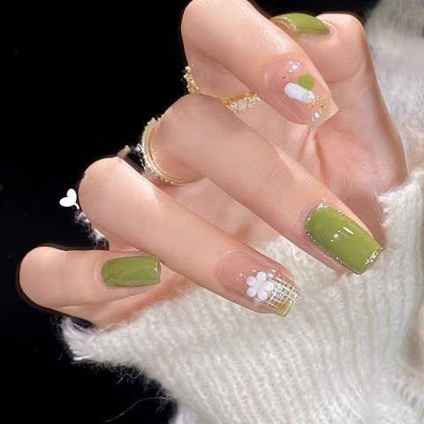 Künstlerisches Press-On-Nagelset mit floralem und glänzendem Design Karnz