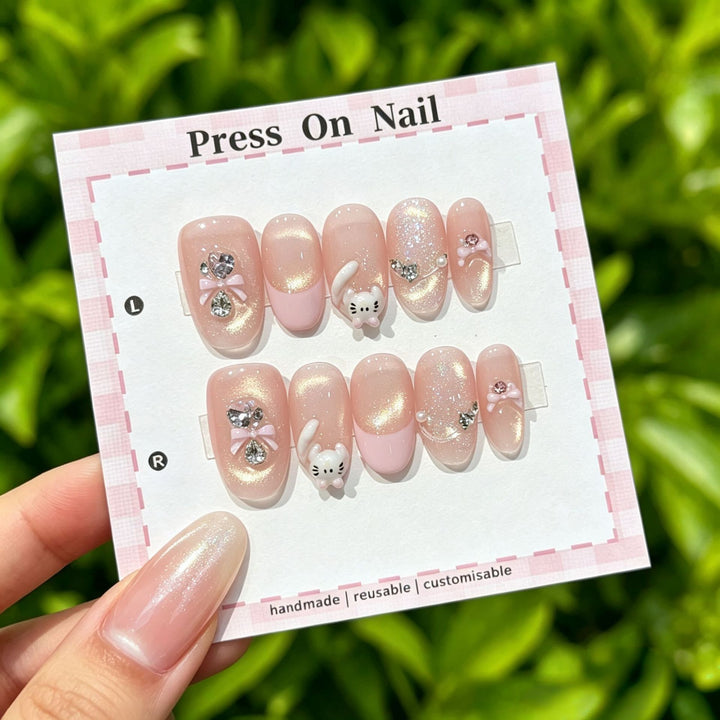 Wiederverwendbares Press-On Nagelkunstset mit floralen Akzenten