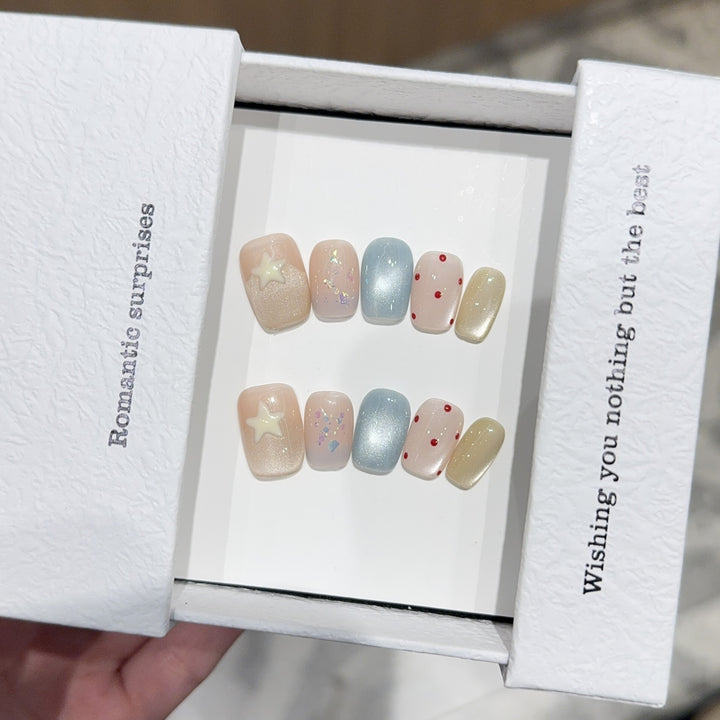 Kunstnägel mit Romantischen Designs und Funkelnden Akzenten Karnz