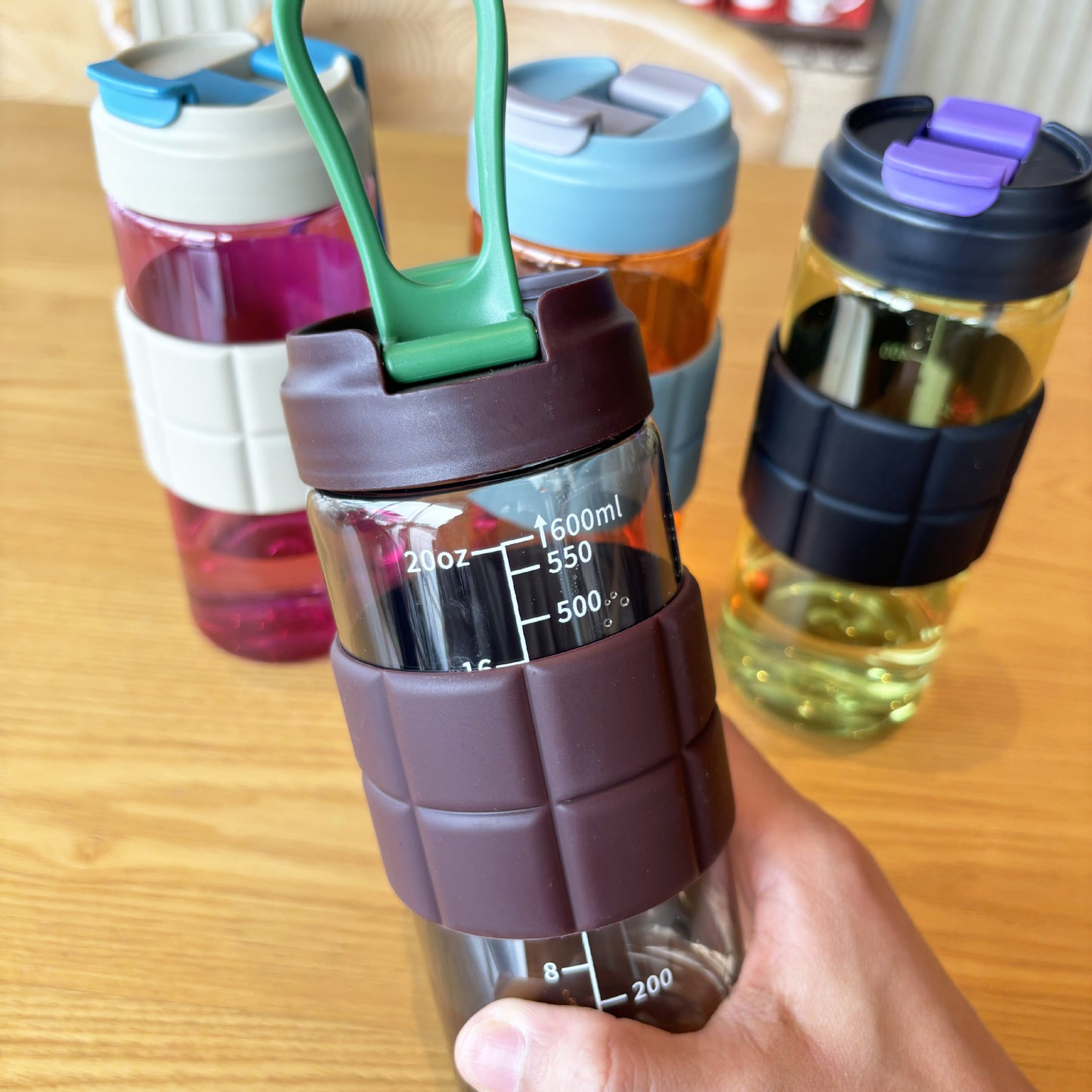 Damen transparente Trinkflasche mit rutschfester Silikonummantelung Karnz