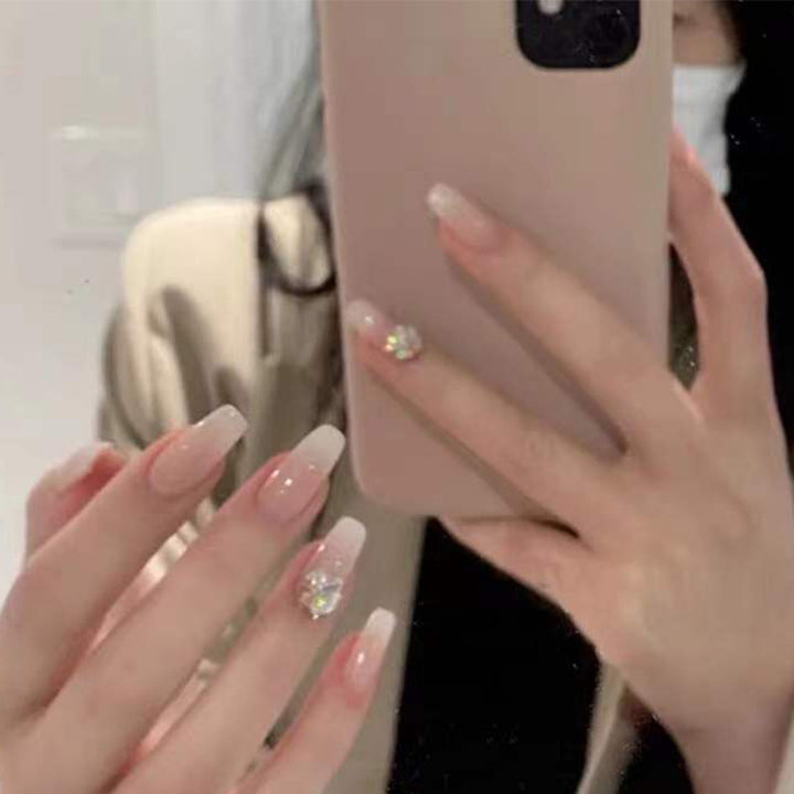 Elegantes Press-On-Nagel-Set mit Kristallakzenten