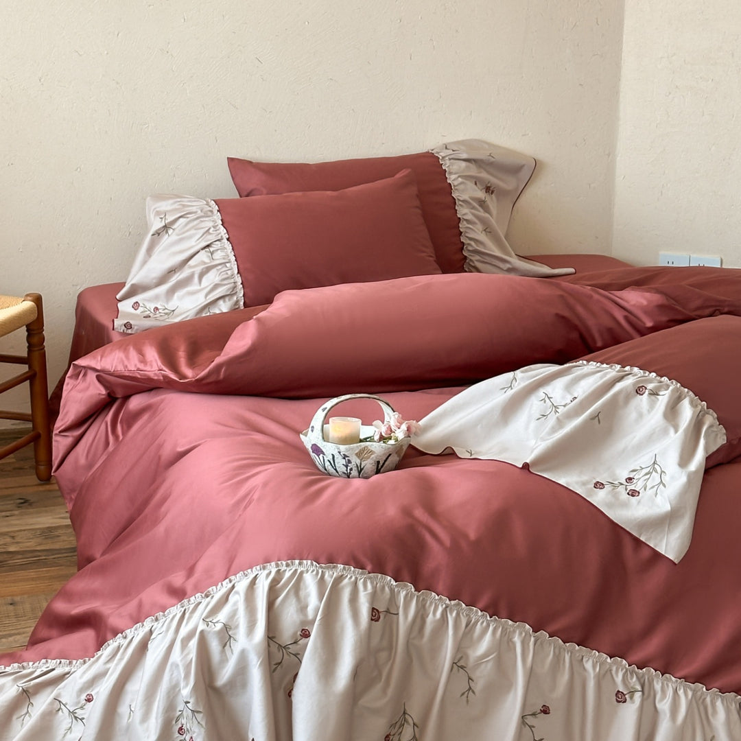 Elegantes Bettwäscheset aus Baumwollsatin mit besticktem Volant und Wendekissen