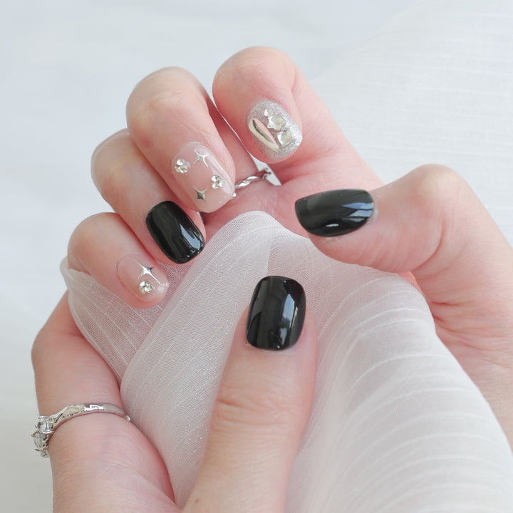 Glamouröse Press-On Nagelset mit dekorativen Strassakzenten