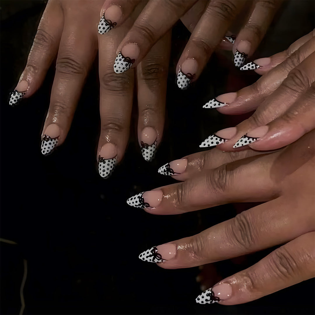 Elegante Stiletto Press-On Nägel mit Polka-Dot-Design und Schleifenakzenten Karnz