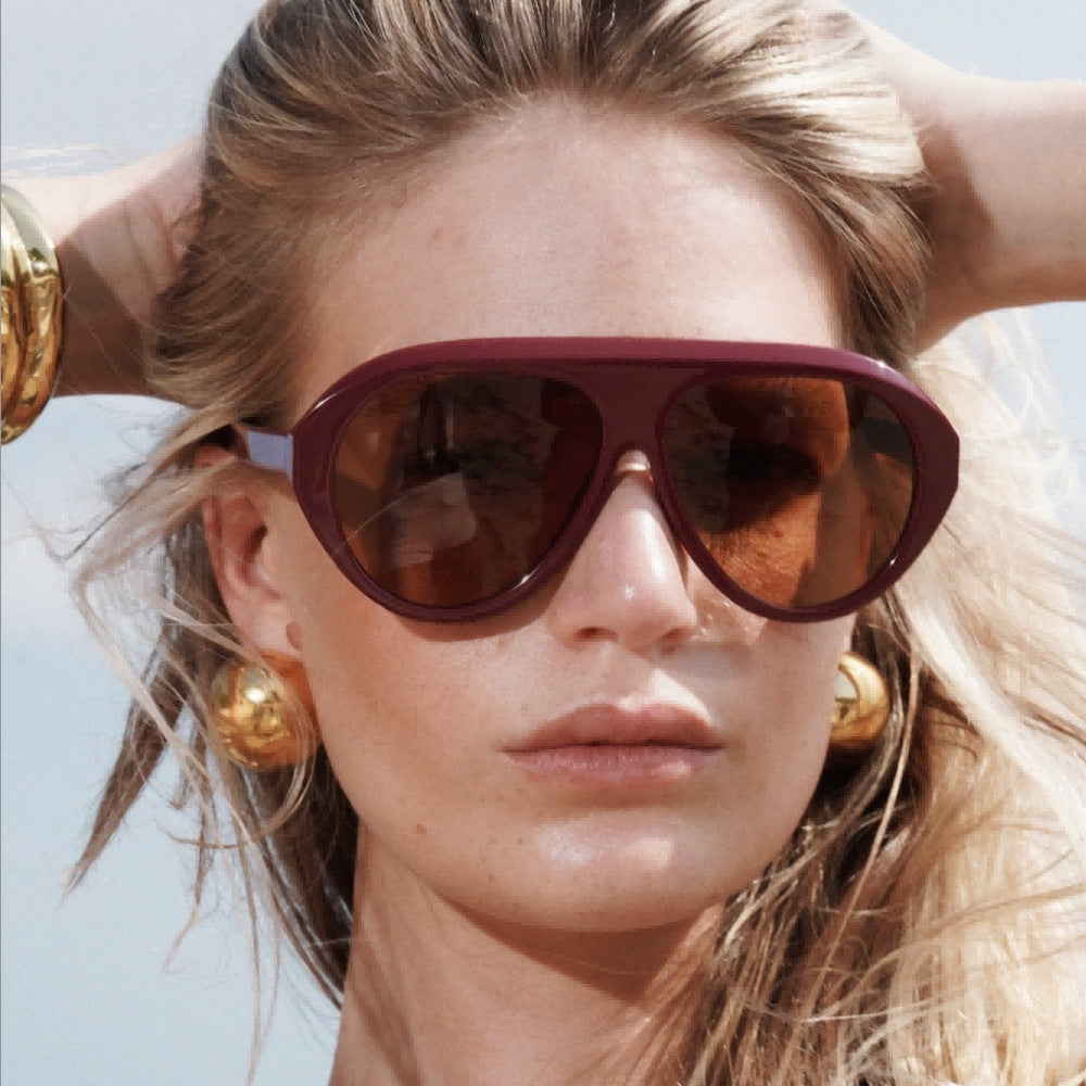 Damen Statement Sonnenbrille mit breitem Rahmen und grünen Gläsern Karnz