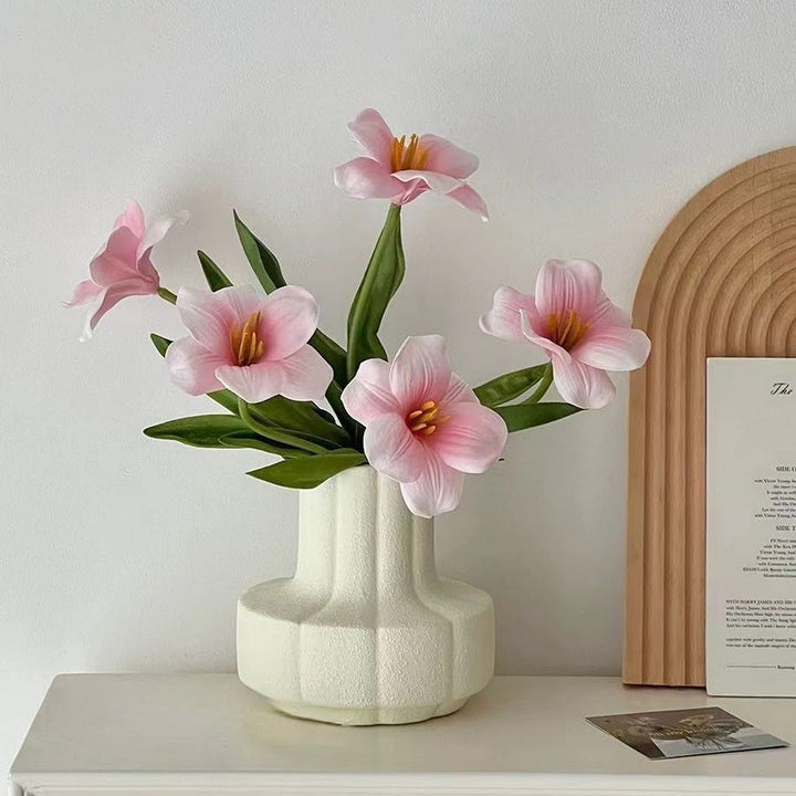 Lebensechter dekorativer künstlicher Blumenstrauß