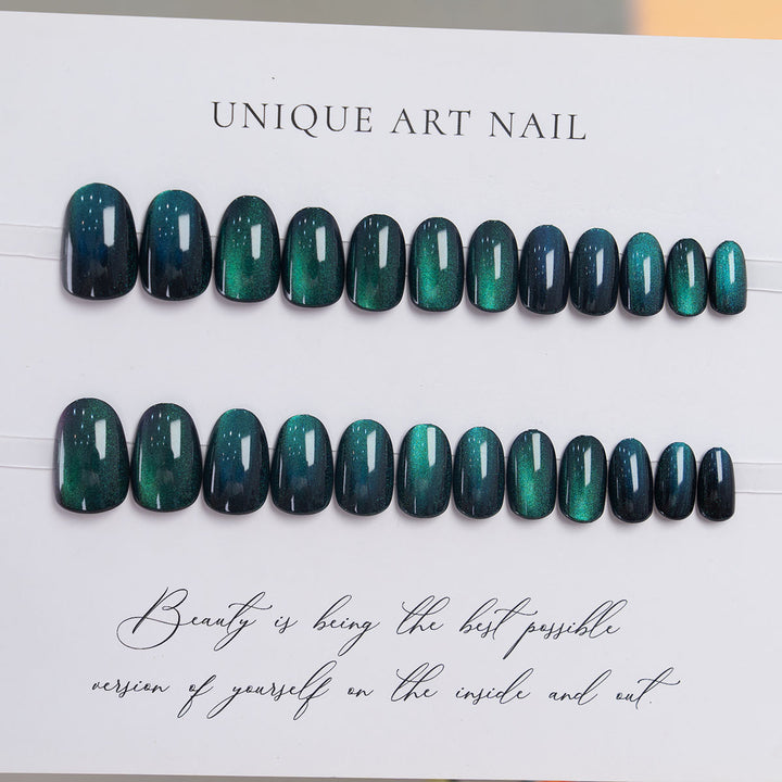 Elegantes Druck-Nagelset mit schimmerndem Finish