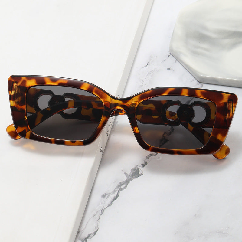 Damen Rechteckige Designer-Sonnenbrille mit luxuriösen Akzenten Karnz