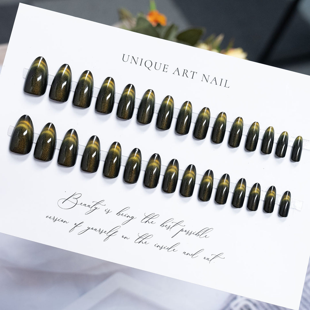 Premium Press-On Nail Set mit einzigartigem Kunstdesign