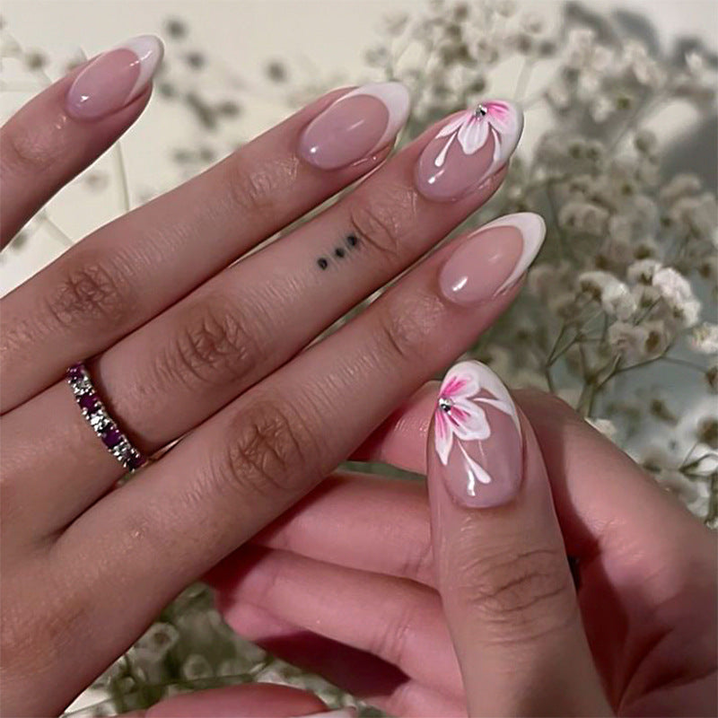 Elegante Kunstnägel mit floralen Verzierungen Karnz