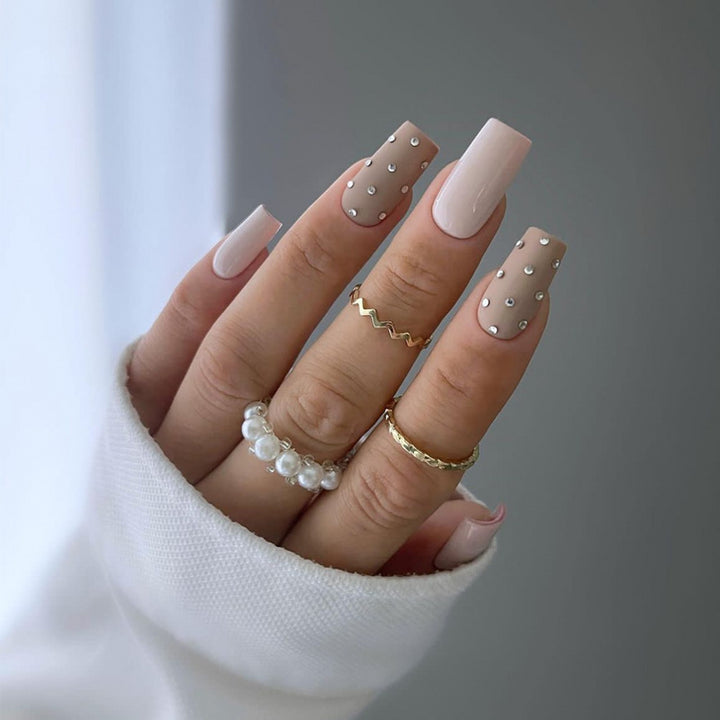 Elegante Stiletto Press-On Nagelkunst mit Strass-Akzenten Karnz