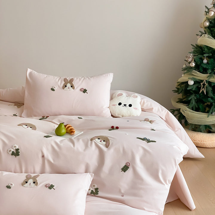 Verspieltes Baumwollsatin-Bettwäsche-Set mit gewebten Häschen-Applikationen und zarter Stickerei