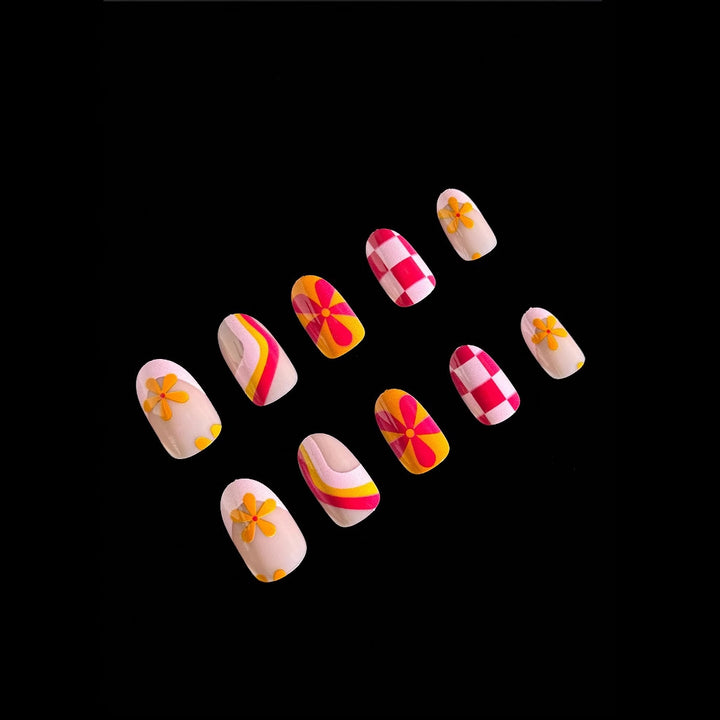 Kreatives Kunstnagelset mit lebendigen Mustern Karnz