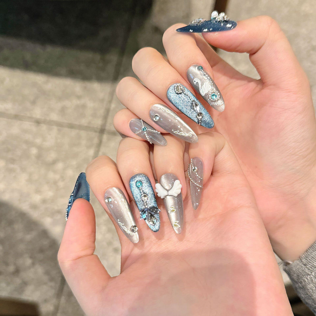 Dekoratives glitzerndes Press-On-Nagelkunst-Set mit Strassakzenten