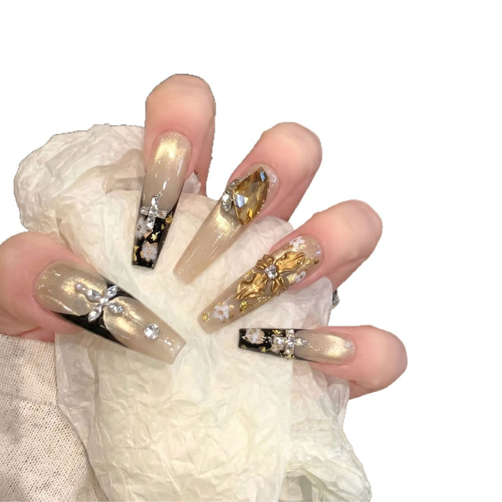Elegantes dekoratives Press-On-Nagelkunst-Set mit Strass und floralen Akzenten Karnz