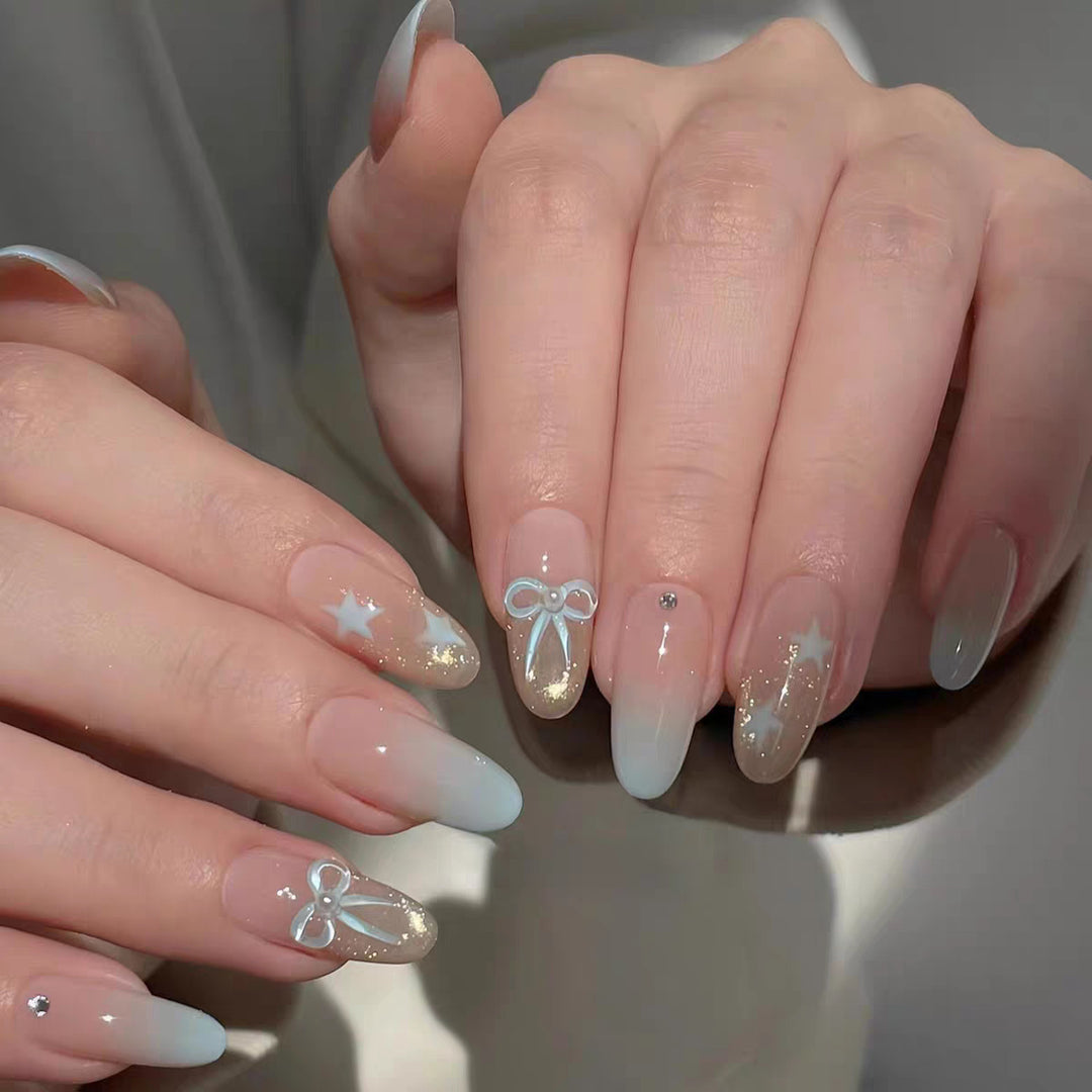 Kunstnägel mit Elegantem Ombre-Effekt und Dekorativen Akzenten Karnz